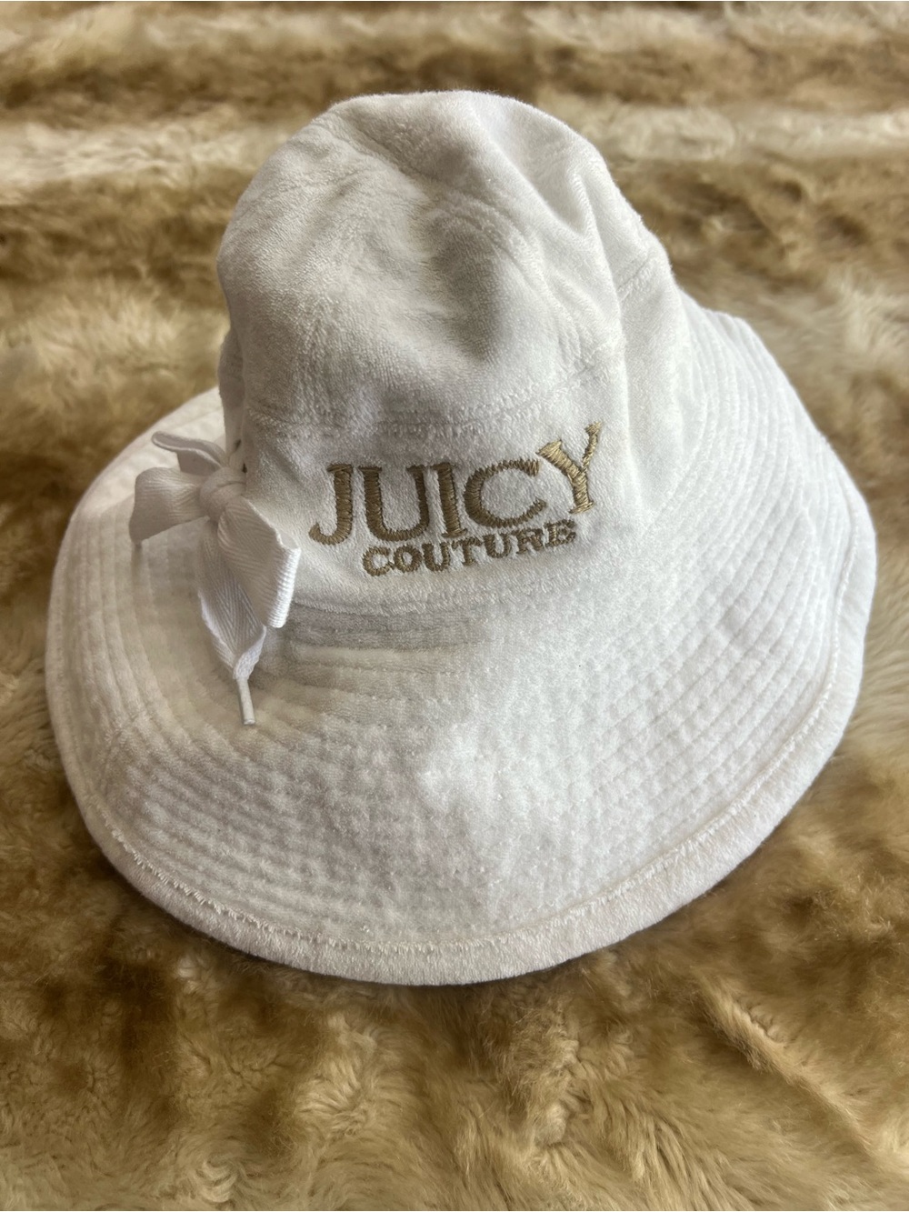 Juicy Couture White terry cloth Bucket Hat with Script-Lined Interior .